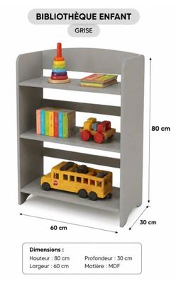 La bibliothèque comporte trois étagères sur lesquelles sont rangés des livres et des jouets.