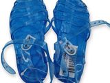une paire de sandales bleues à lanières transparentes sur fond blanc