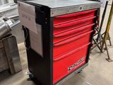 une photo d'une boîte à outils rouge dans un garage