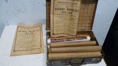 plusieurs vieux livres dans une valise posée sur une table