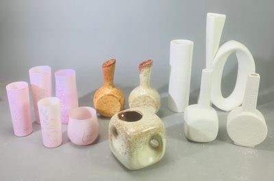 de nombreux vases de toutes sortes sur la table