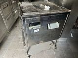 une photo d'une cuisinière sale dans une cuisine