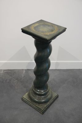 une image représentant un socle en bronze au sommet carré