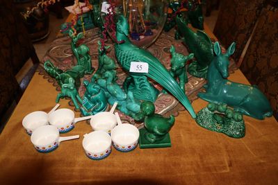 tout un tas de figurines vertes posées sur une table