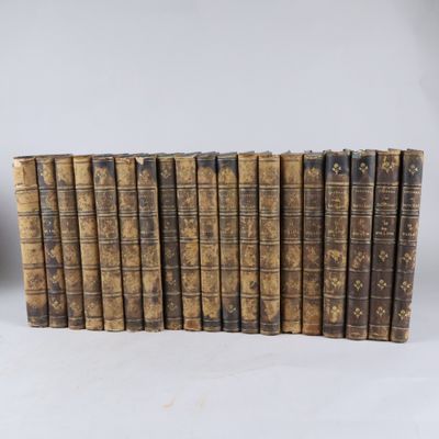 plusieurs vieux livres sont empilés sur une surface blanche