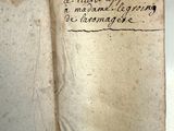 un vieux livre écrit posé sur une table