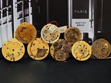 de nombreux types d'horloges différents posés sur la table
