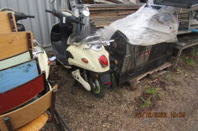 un scooter garé devant un bâtiment