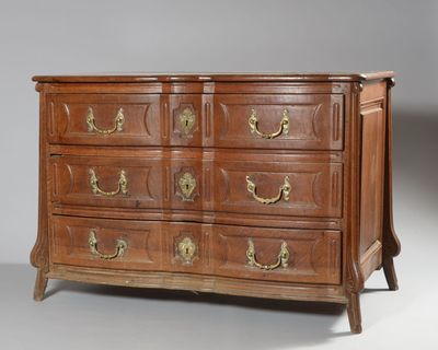 une commode ancienne avec des poignées en laiton et un plateau en bois