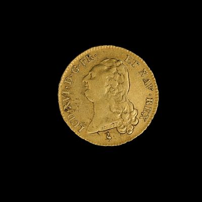 gros plan d'une pièce d'or sur fond noir