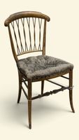 Chaise en bois laqué doré à dossier de rotin croisé ajouré.