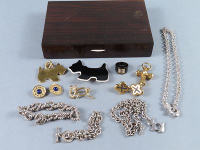 une boîte en bois contenant tout un tas d'objets divers