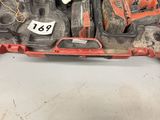 un tas d'outils dans une mallette rouge posée par terre