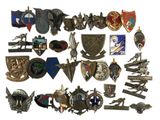de nombreux types différents d'insignes militaires sur fond blanc