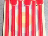 quatre pailles en plastique rouges d'où sort une flèche rouge