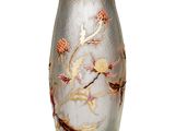 un vase en verre avec un motif floral