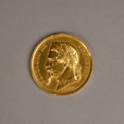 gros plan d'une pièce d'or avec le visage d'un homme