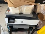 une imprimante posée sur une pile de boîtes