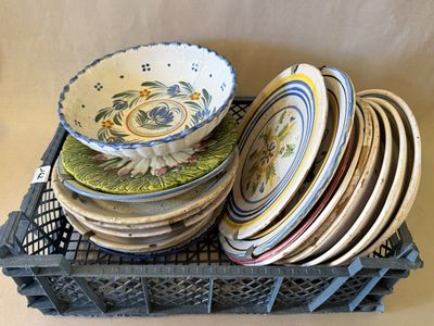 beaucoup d'assiettes dans un panier posé sur la table