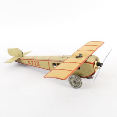 un avion jouet posé sur une surface blanche