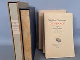 deux livres posés l'un à côté de l'autre sur une table