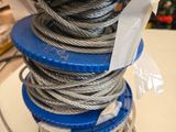 une pile de fils posés sur une table