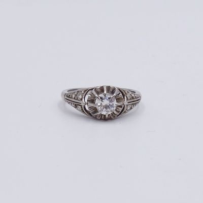 une bague en or blanc et diamants