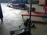 une photo d'un garage avec beaucoup d'outils sur le sol