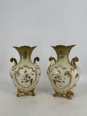 deux vases posés sur une surface blanche