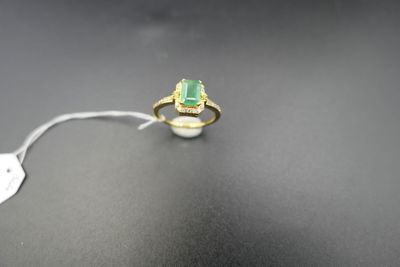 Gros plan sur une bague ornée d'une pierre verte
