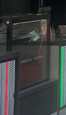 une vitrine en verre équipée d'un voyant rouge et vert