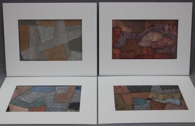 trois tableaux encadrés, de couleurs et de formes différentes, sur un fond blanc
