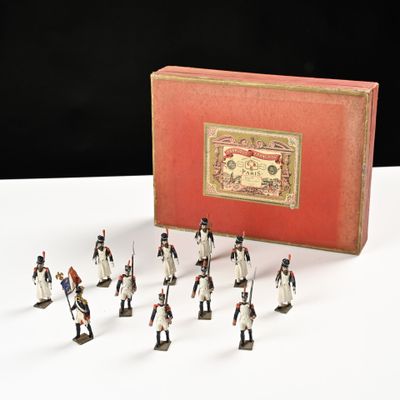 beaucoup de petits soldats qui se tiennent devant une boîte