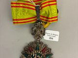 Gros plan sur une médaille entourée d'un ruban