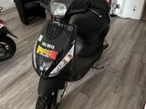 un scooter garé dans une pièce