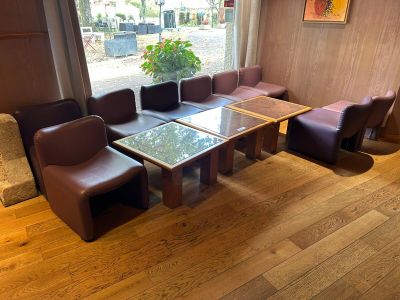 a table and chairs in the corner of a room
