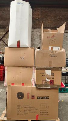 de nombreux cartons empilés les uns sur les autres dans un entrepôt