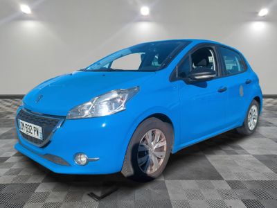 la voiture bleue est garée dans le garage sur un sol en damier