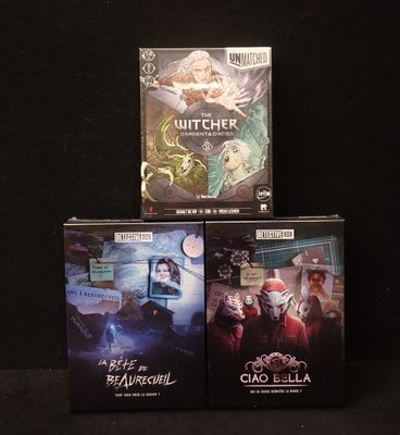 trois DVD empilés les uns sur les autres sur une surface noire