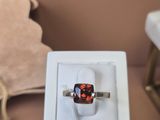 une bague qui se trouve dans une boîte sur une table