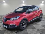 un SUV Renault C-HR rouge garé dans un garage