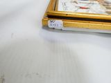 une photo d'une photo posée sur une table sur laquelle se trouve une photo