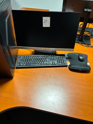 un bureau sur lequel se trouvent un écran, un clavier et une souris