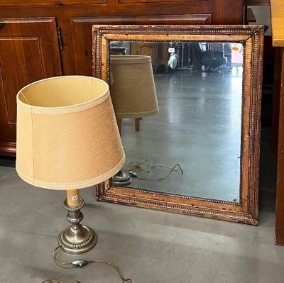 une lampe posée sur une table à côté d'un miroir