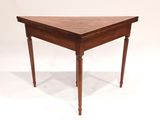 une table en bois avec un plateau et des pieds de forme triangulaire
