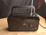 une radio posée sur une table à côté d'une lampe