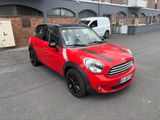 une Mini Cooper rouge garée sur un parking