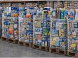 de nombreux sacs de nourriture posés sur une palette dans un magasin