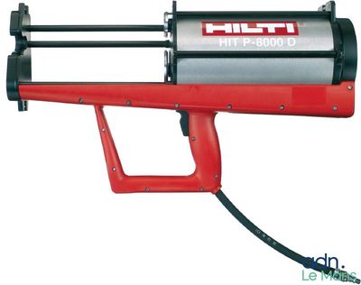 un gros plan d'un pistolet rouge et noir sur fond blanc