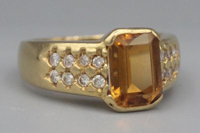 une image représentant une bague en or sertie d'une grosse citrine entourée de petits diamants